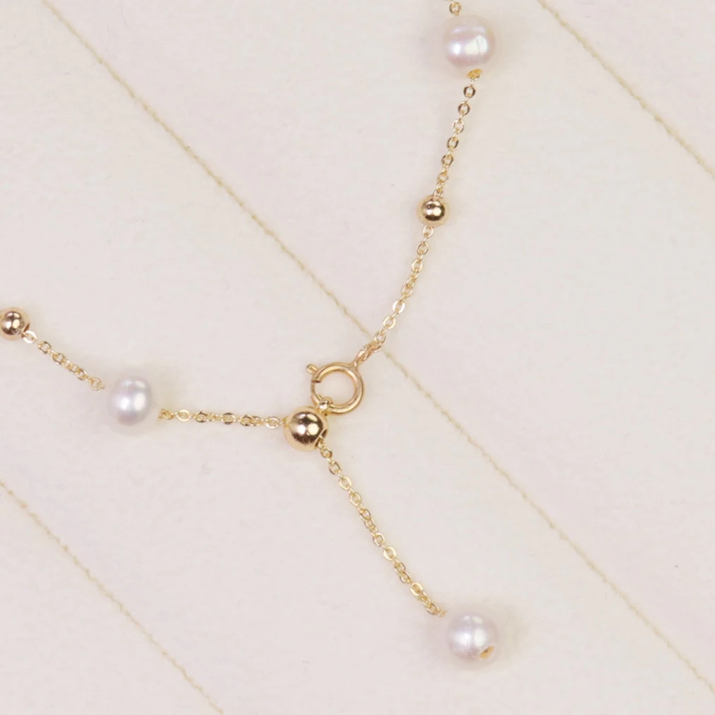 Pulseira de pérolas de água doce estilo minimalista para meninas. Elegância discreta e charme delicado para um visual moderno e estiloso. — foto 1