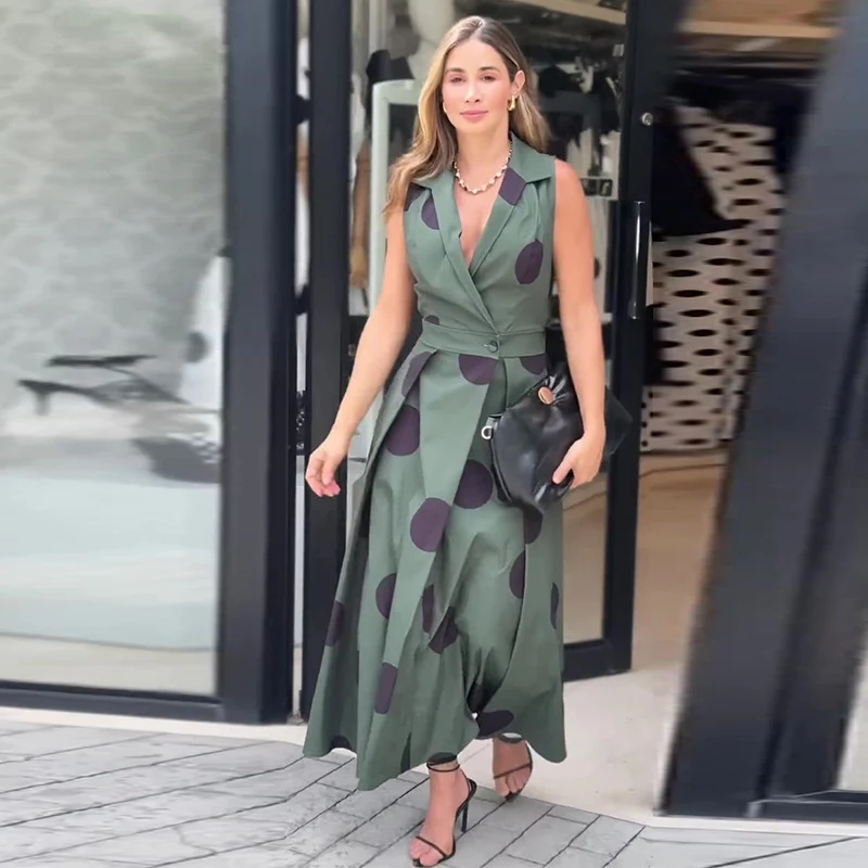 Abito elegante senza maniche con scollo a V profondo, valorizza la vita. Perfetto per serate speciali, dona un look sofisticato e femminile. — foto 9