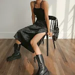 Saia midi assimétrica com fenda e cintura alta em jacquard escuro. Uma peça elegante e versátil para um visual sofisticado e moderno, ideal para diversas ocasiões. — foto 5