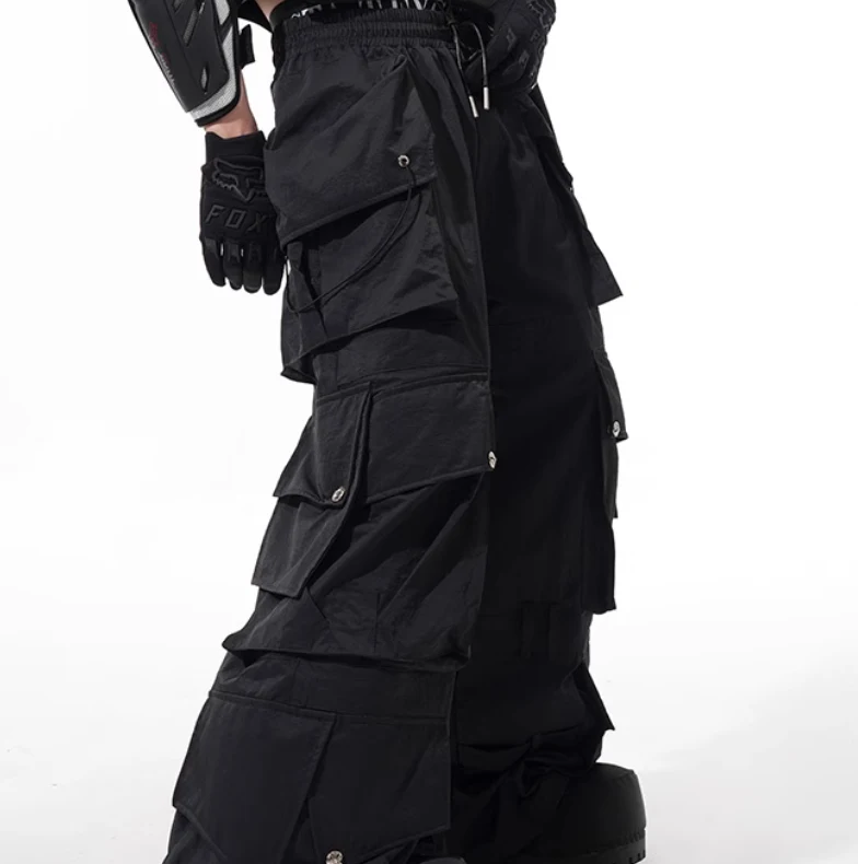 Dark three-dimensional multi-pocket slacks provide efficient storage and a stylish look. Perfect for everyday wear, offe — photo 1