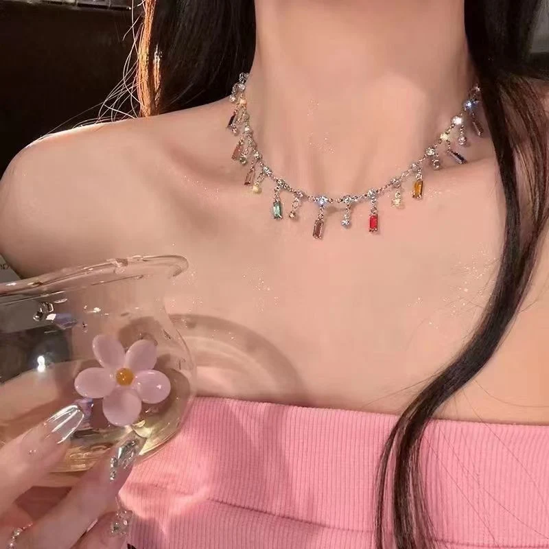 Colar Dopamina Garota Verão Elegante. Desfrute do verão com estilo e alegria. Este colar é perfeito para elevar seu visual, exalando felicidade e otimismo. — foto 15