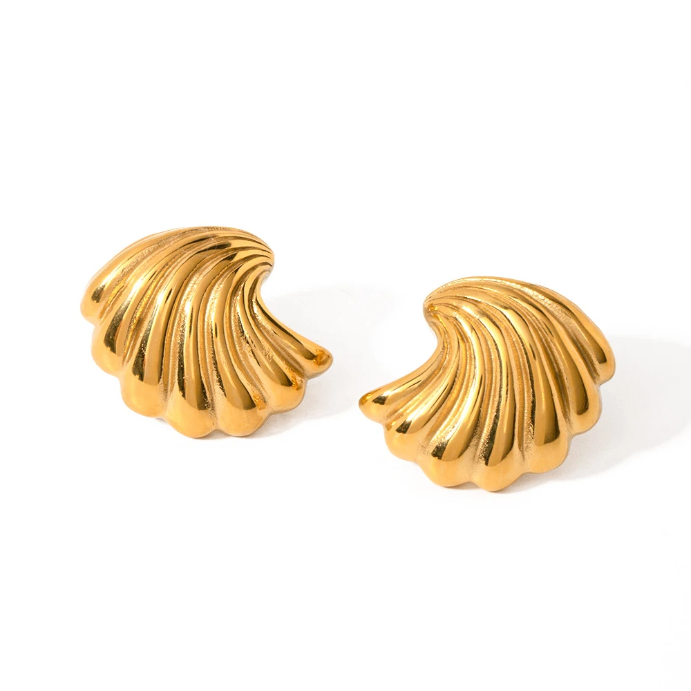 Brincos de concha em aço inoxidável banhado a ouro 18K, perfeitos para qualquer look. Os brincos de moda all-match que você procura. — foto 7