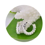 Orecchini a cerchio semplici in metallo con strass, perfetti per un tocco di eleganza discreta, adatti all'uso quotidiano e alle occasioni speciali. — foto 7