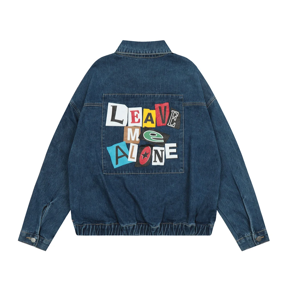 Jaqueta jeans com estampa de letras em cores contrastantes e design criativo. Perfeita para um visual moderno e cheio de personalidade. — foto 16