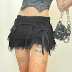 Saia curta com laço e meio comprimento, design moderno e elegante. Perfeita para um look charmoso e confortável, ideal para diversas ocasiões. — foto 4