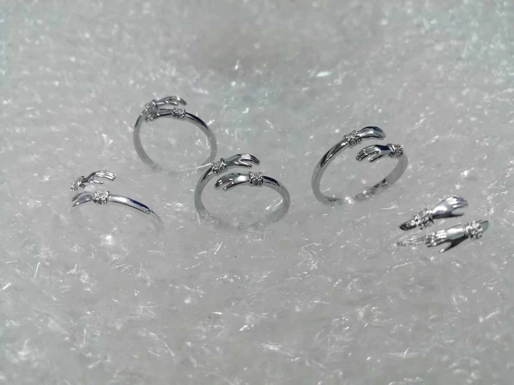 Title 8, Anillo de plata Creative Hands Hug Diamond para...