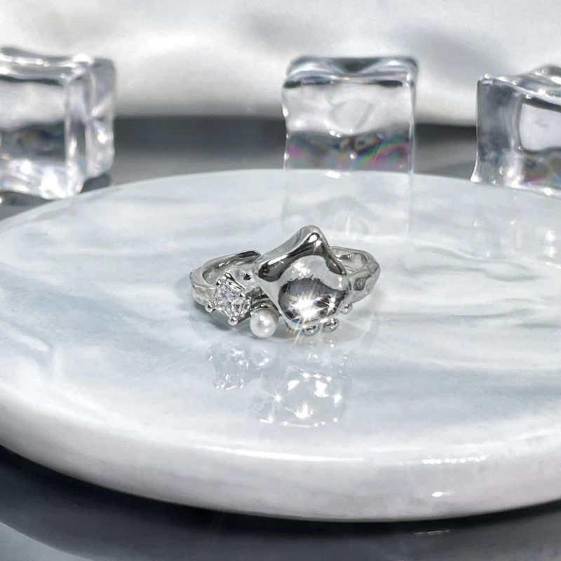 Anel feminino simples e versátil, que combina com tudo. Adicione um toque de elegância ao seu visual diário. O acessório perfeito para qualquer ocasião. — foto 17