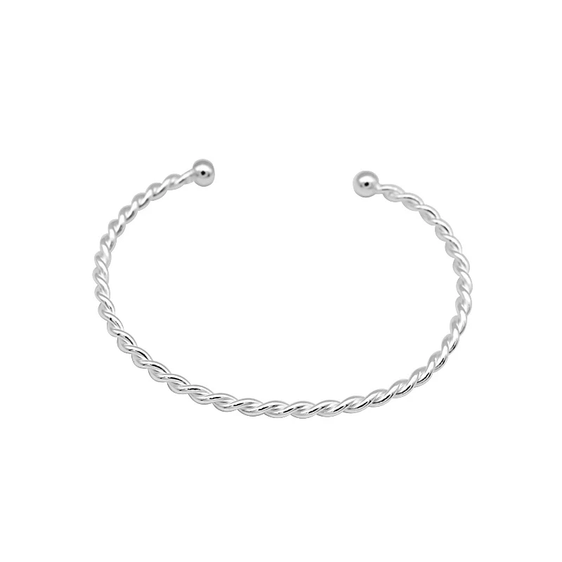 Pulseira feminina de prata esterlina com design torcido temperamental. Um acessório elegante e moderno, perfeito para realçar seu estilo e personalidade. — foto 7