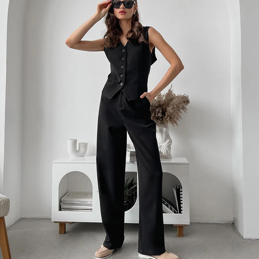 Completo da donna elegante con pantaloni a vita alta e dritti, abito con gilet alla moda per un look sofisticato. — foto 6