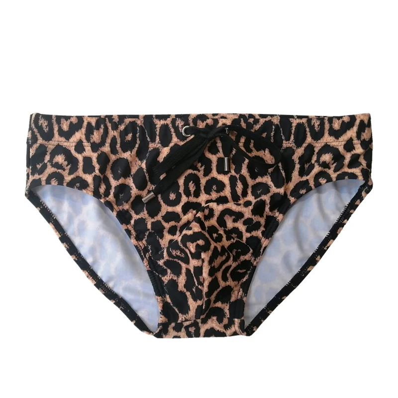 Heren zwembroek met lage taille en luipaardprint. Zomerse look en optimaal comfort voor een dagje strand of zwembad. — foto 7
