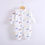 Macacão infantil de algodão penteado estampado, leve e macio, ideal para crianças. Conforto e estilo para brincar. — foto 1