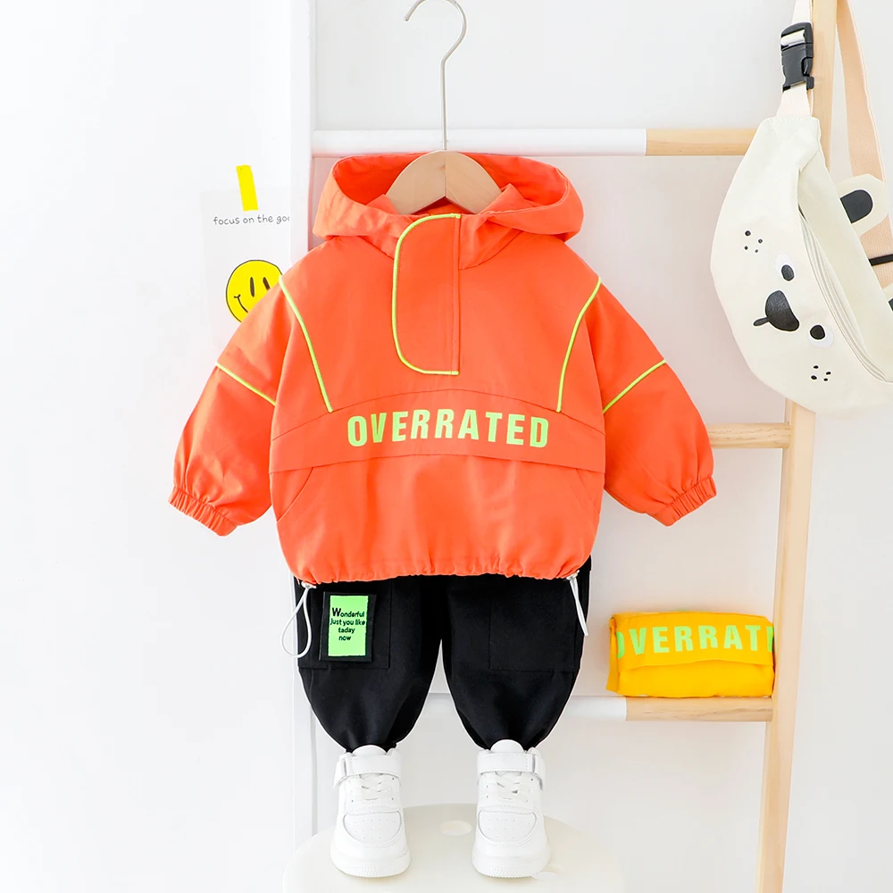 Conjunto esportivo e de lazer de duas peças para meninos. Conforto e estilo em um só produto. Perfeito para atividades e diversão. — foto 6
