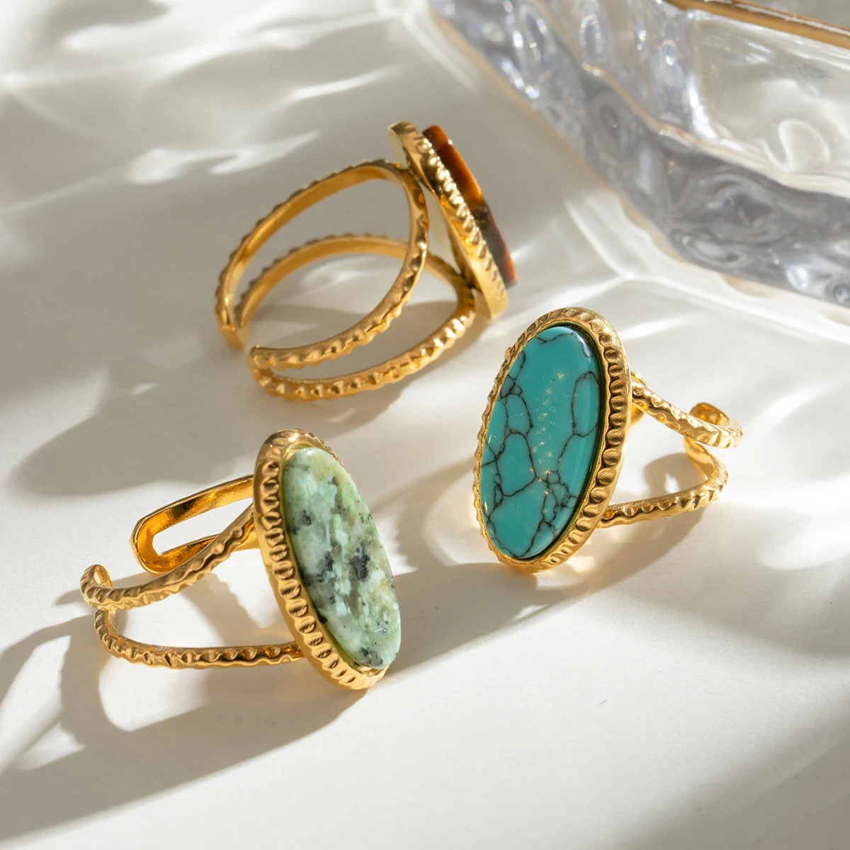 Anel ajustável com turquesa oval e olho de tigre. Design dividido e elegante, combina beleza natural e estilo único. Joia versátil e charmosa. — foto 6