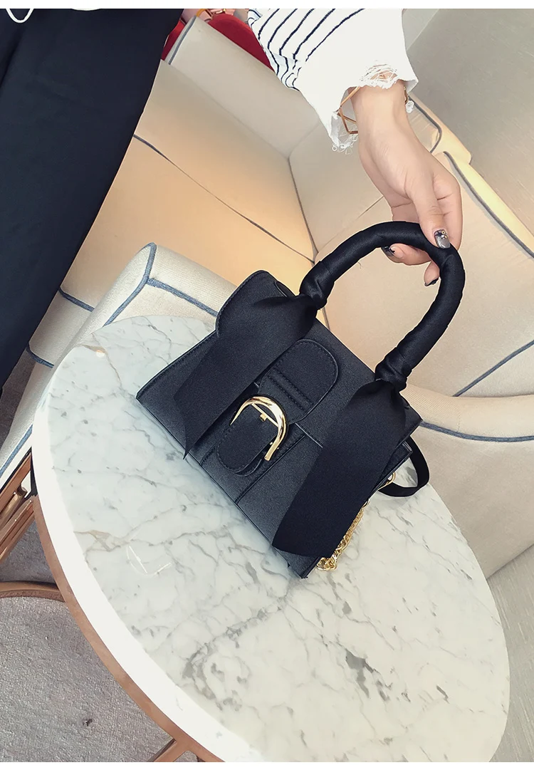 Schuine handtas met strik. Stijlvolle crossbodytas voor dames. Comfortabel en elegant, ideaal voor dagelijks gebruik en speciale gelegenheden. — foto 11
