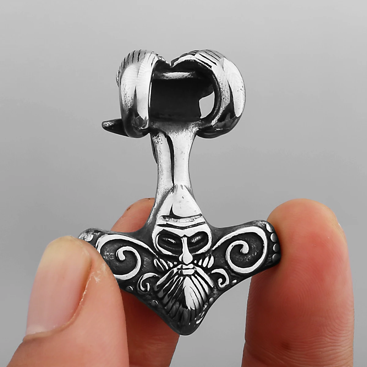 Pingente de cabeça de ovelha retrô em aço titânio para pendurar. Ornamento estiloso e resistente, presente perfeito e exclusivo. — foto 1