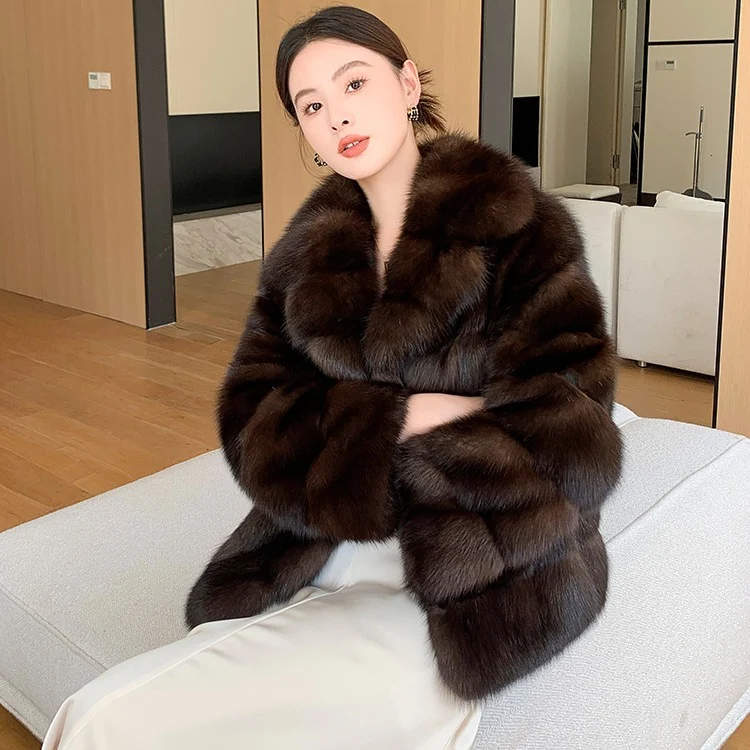 Jaqueta grossa e quente de pele artificial roxa sable. Perfeita para aquecer com estilo e conforto no inverno. Sinta a maciez e o aconchego. — foto 6