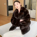 Jaqueta grossa e quente de pele artificial roxa sable. Perfeita para aquecer com estilo e conforto no inverno. Sinta a maciez e o aconchego. — foto 6