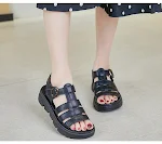 Sandali da donna estivi, nuove scarpe da spiaggia, suola morbida, abbinamento colori, comfort e stile per le tue giornate al mare. — foto 1