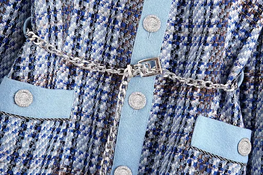 Title 6, Cappotto a lunghezza media con scollo a V, mode...