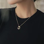 Colar redondo torcido em aço titânio para mulheres. Durabilidade e elegância, ideal para looks casuais e ocasiões especiais. — foto 7