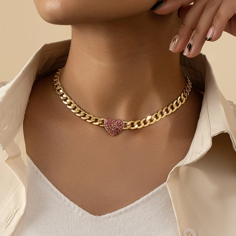 Colar feminino elegante de moda retrô e amor. Joia vintage que adiciona charme atemporal ao seu visual, expressando estilo e afeto. — foto 4