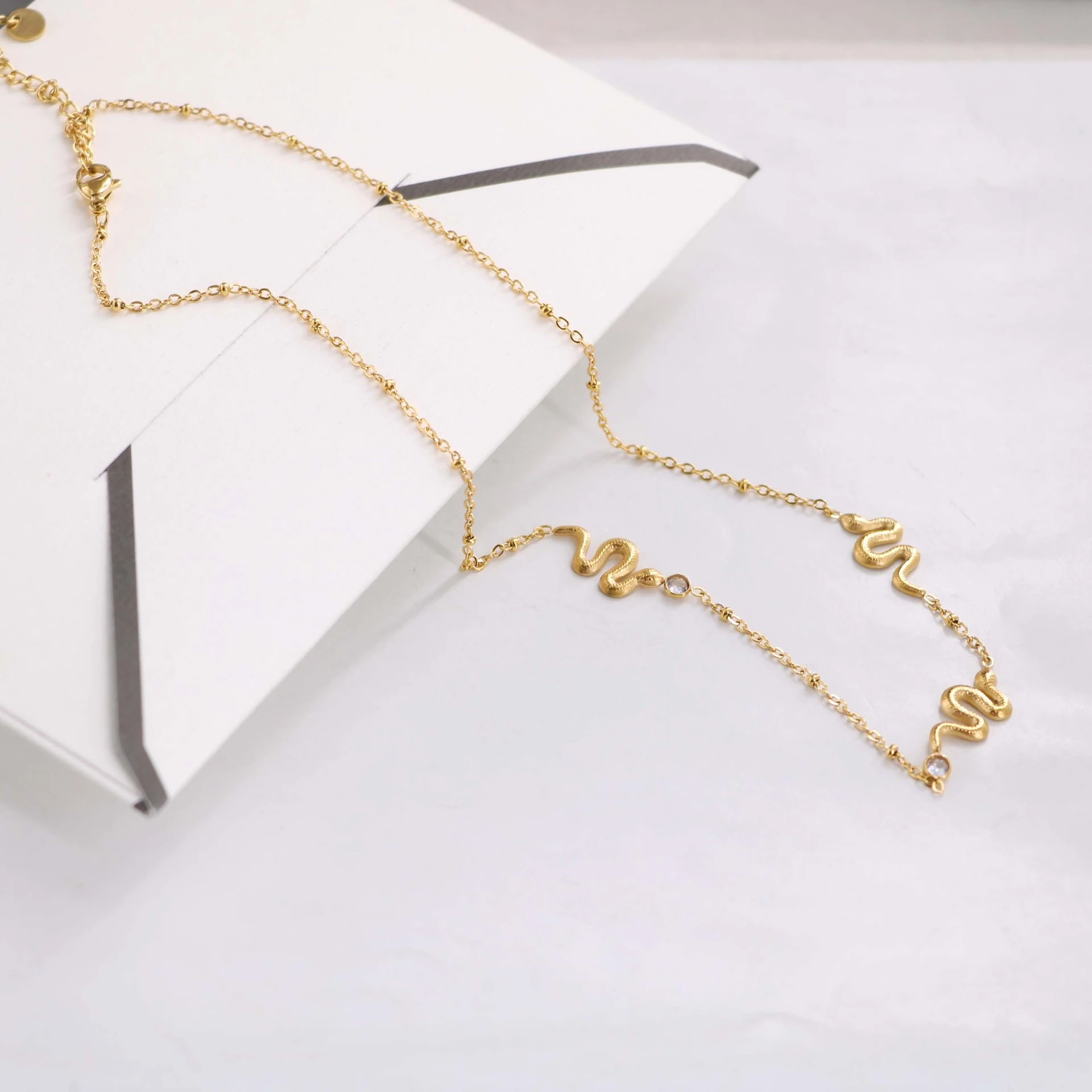 Colar feminino com design tridimensional de cobra, pequenos diamantes e costura, perfeito para adicionar elegância e sofisticação ao seu look. — foto 3