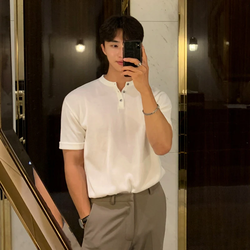 Camiseta interior masculina de manga curta, fina, slim fit, em malha de seda gelada, respirável e ideal para usar por baixo. — foto 1