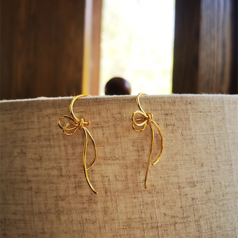 Brincos femininos elegantes e simples em prata esterlina, perfeitos para uso diário ou para presentear. Design atemporal que complementa qualquer visual. — foto 2