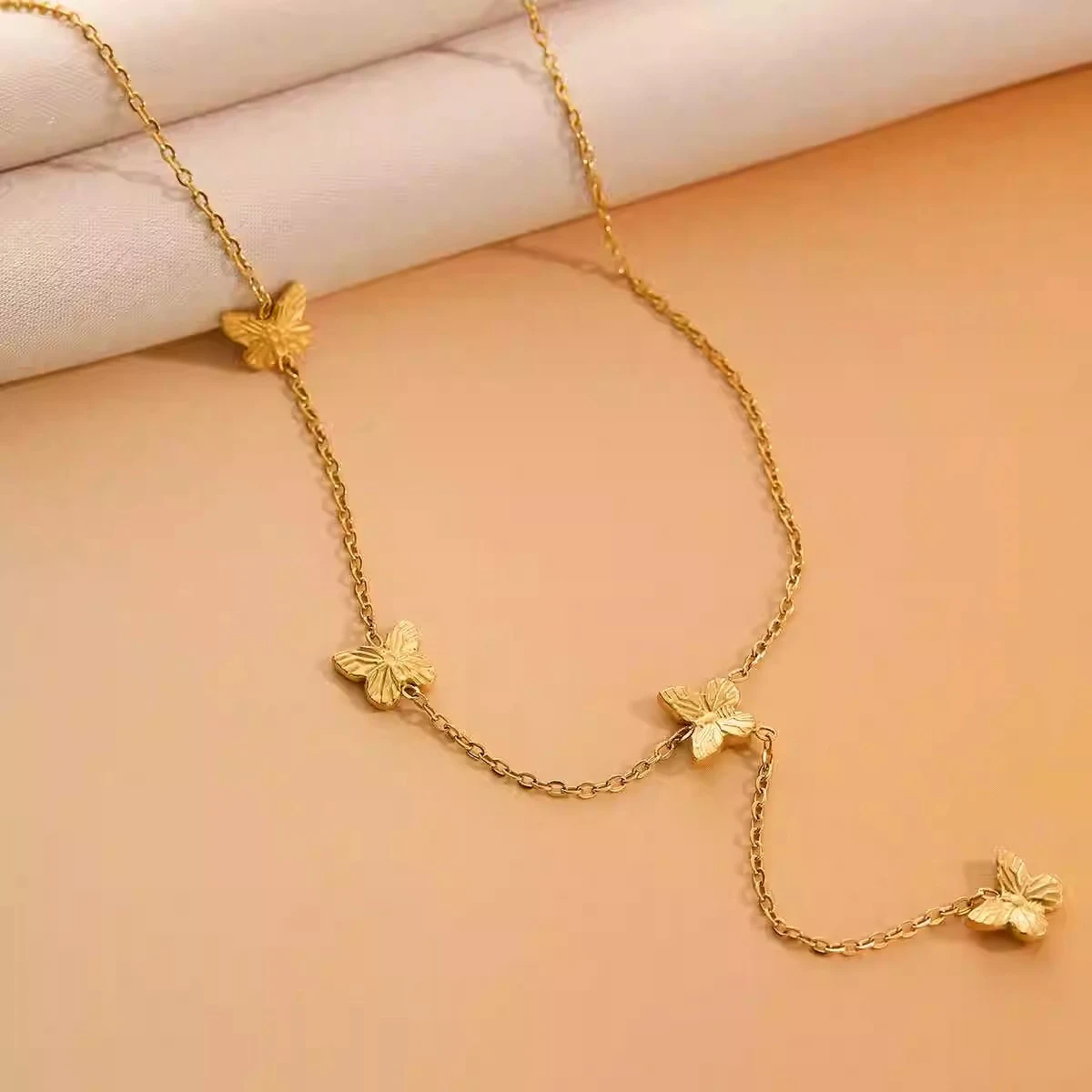 Colar de borboleta tridimensional quatro em aço titânio sem desbotamento. Design elegante e resistente para um visual sempre impecável. — foto 1