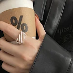Anel feminino simples com trama oca multicamadas. Um acessório elegante e moderno para mulheres que buscam um toque sofisticado para qualquer look. — foto 6