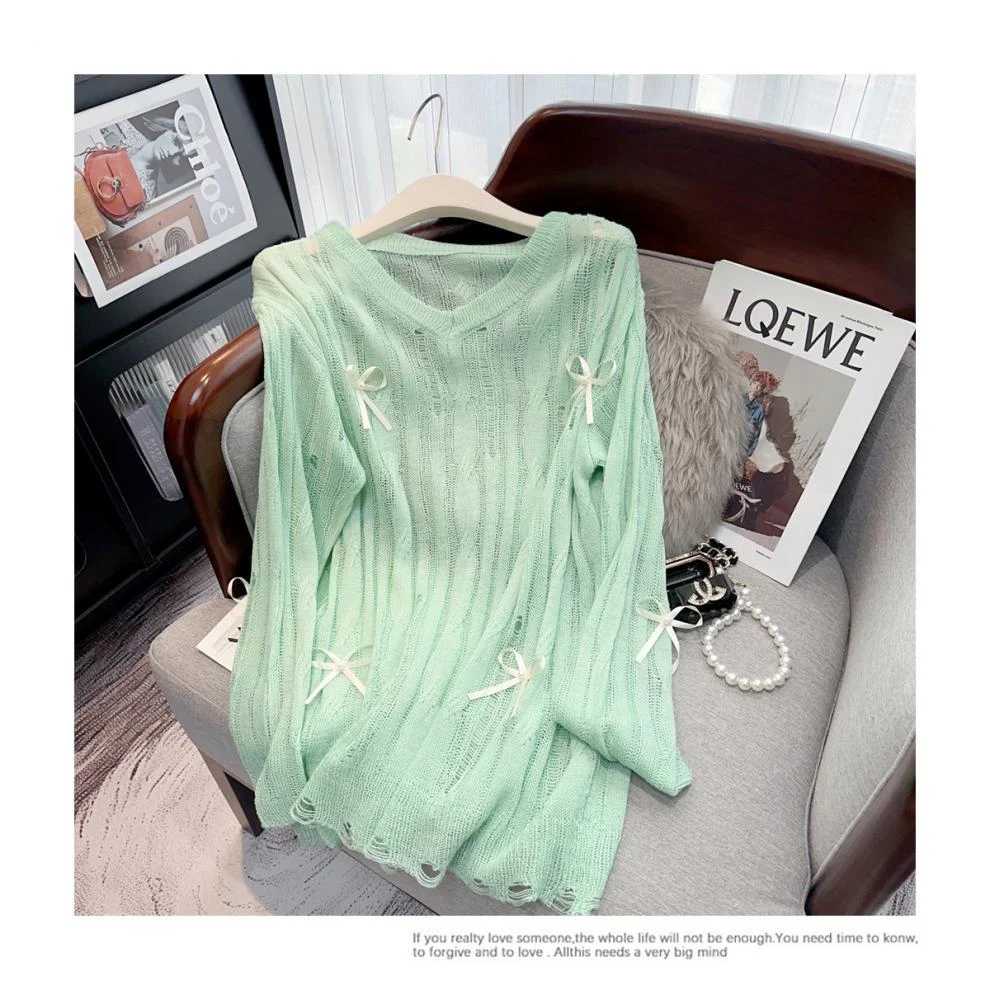 Maglione lavorato a maglia con fiocco con camicetta scolpita irregolare — foto 4