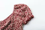 T-shirt da donna a maniche corte con scollo profondo e stampa. Perfetta per un look casual e fresco, ideale per l'estate. — foto 1