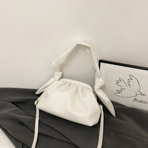 Title 7, Bolsa de ombro com pregas manuais estilo nuvem....