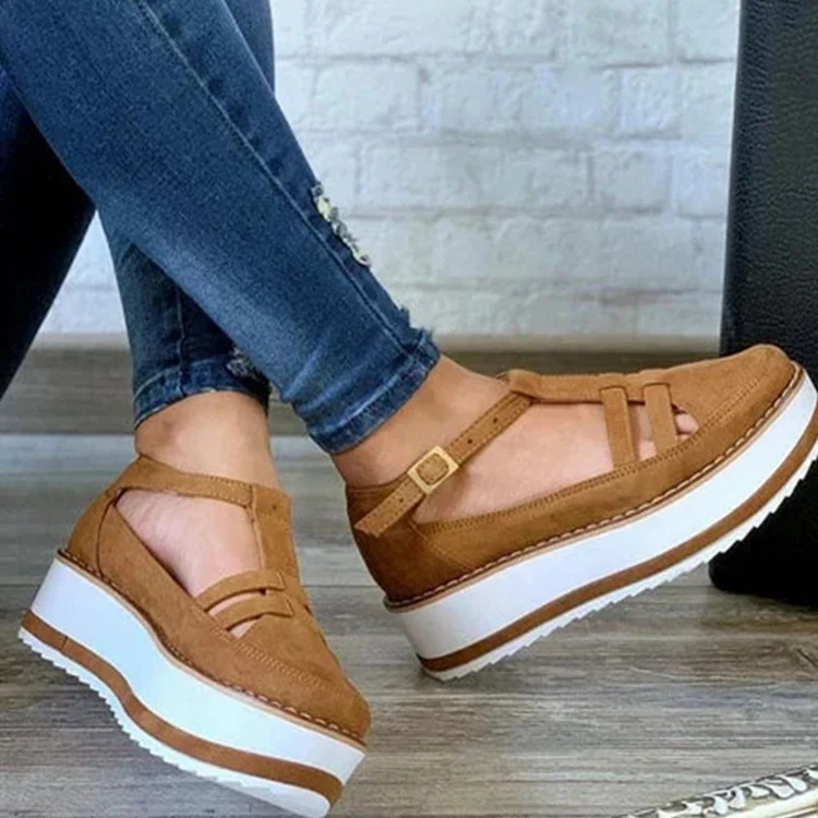 Sapatos plataforma grossa com fivela, solado tipo muffin e vazado. Conforto e estilo para um visual moderno e ousado. — foto 3