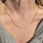 Colar de moda personalizado estilo Figaro, um adorno especial. Crie sua joia única com nome ou iniciais. Presente perfeito. — foto 5