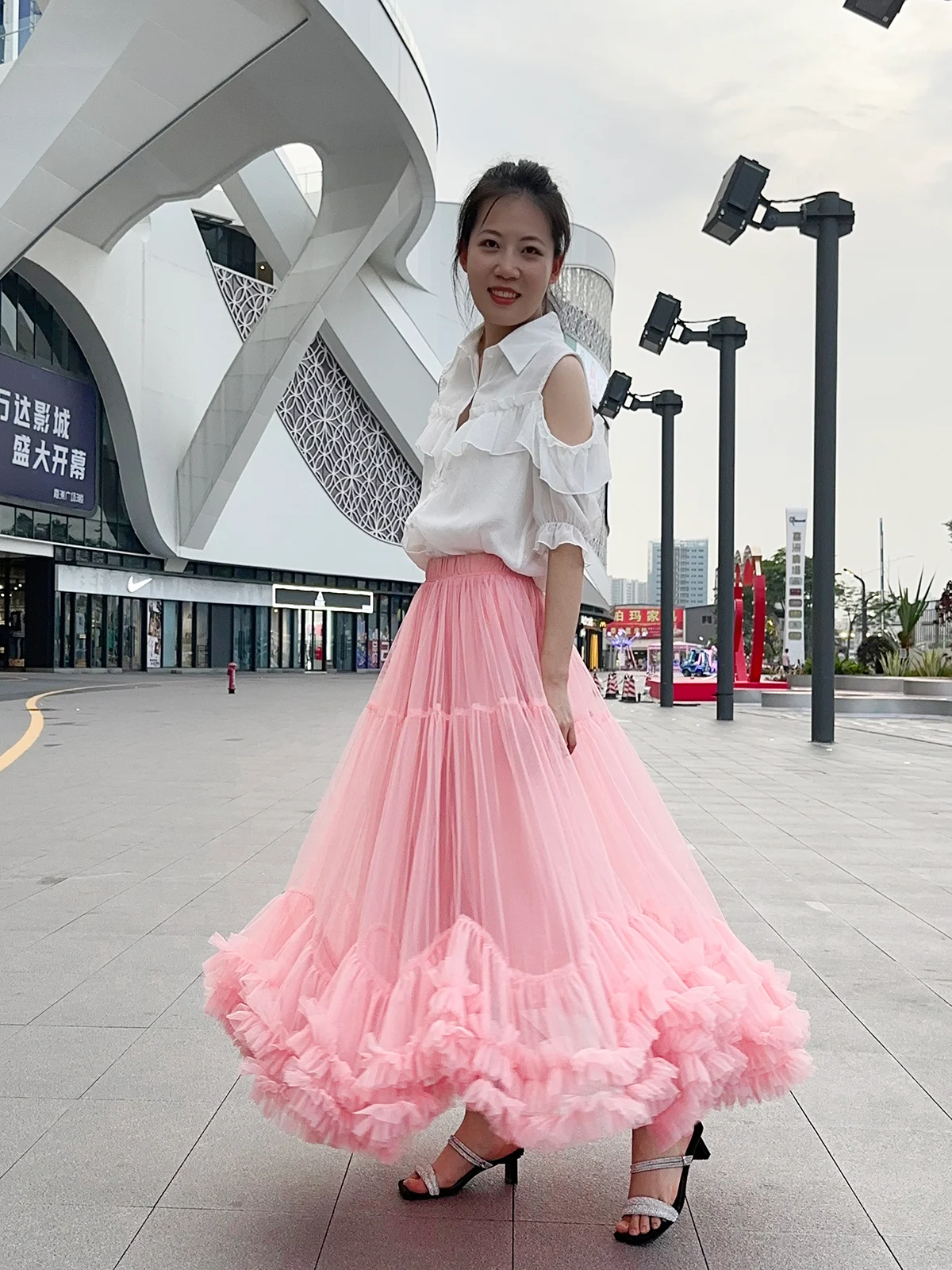 Saia de moda com barra grande e bolha, corte A, renda e malha. Elegância e estilo para você, valorizando sua silhueta, ideal para eventos. — foto 21