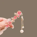 Presilha lateral feminina estilo antigo com borla de pérola, flor de cerejeira, amor-perfeito e clip de bico de pato — foto 4