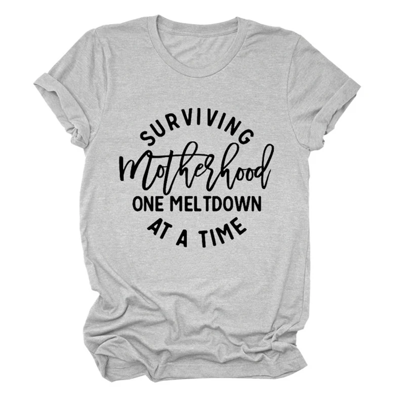 Camiseta casual solta com mangas curtas, gola redonda e design simples com letras. Perfeita para um visual descontraído e confortável. — foto 11