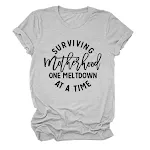 Camiseta casual solta com mangas curtas, gola redonda e design simples com letras. Perfeita para um visual descontraído e confortável. — foto 11