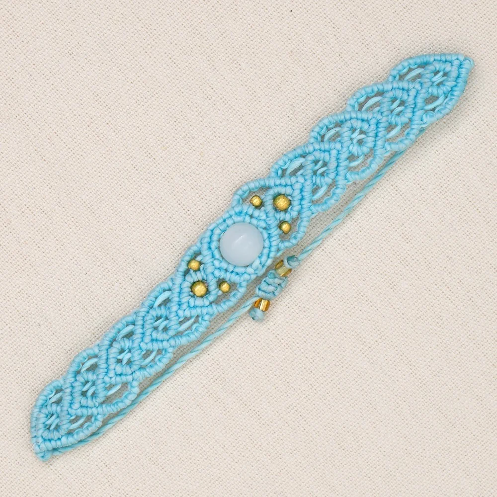 Pulseira artesanal com fio de cera estilo étnico, pedras naturais, trançada e com alça para carregar, design exclusivo. — foto 62