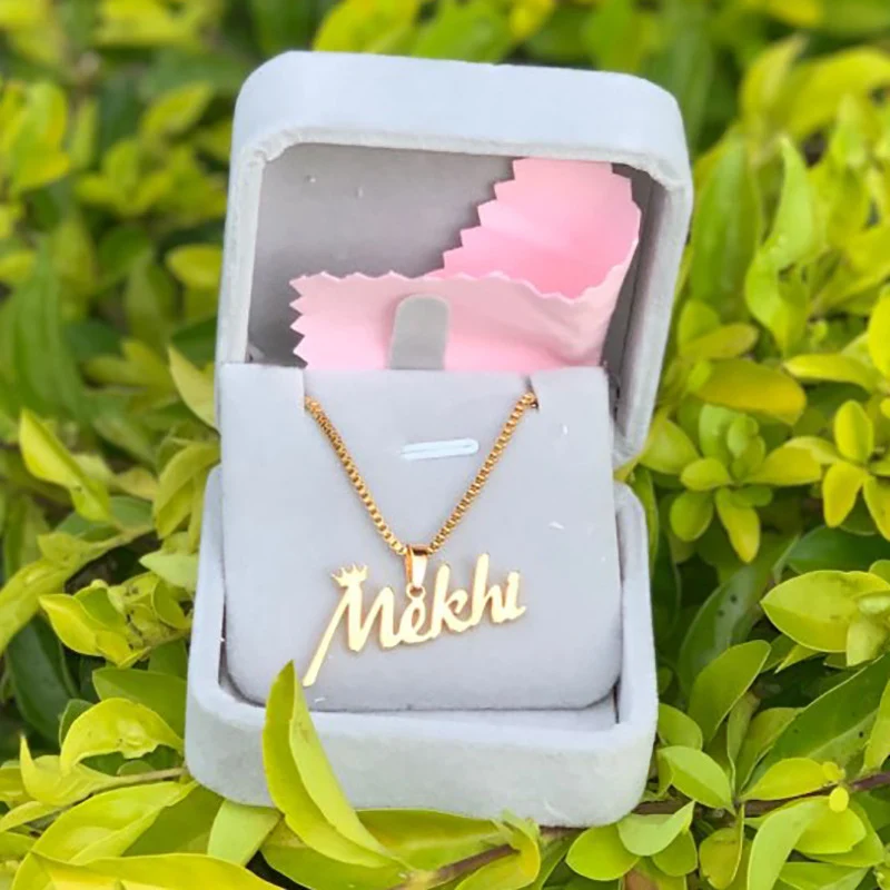 Collar Personalizado con Nombre Acero Inoxidable Letras Doradas 18K Un regalo único para ella o él, celebra tu estilo y lleva tu nombre siempre. — foto 2