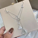 Colar com pingente de concha branca, saia pequena em forma de leque, com múltiplas borlas e ventilador, para um toque elegante e fresco. — foto 5