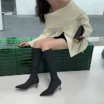 Botas de cano abaixo do joelho com bico fino, zíper traseiro e salto agulha. Sofisticação e estilo para seus looks. — foto 4