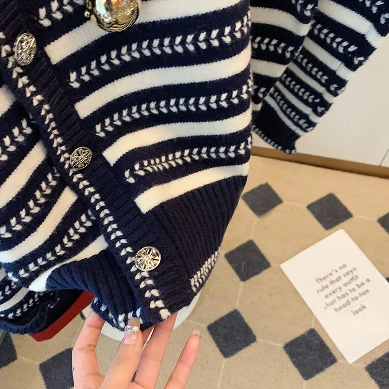 Title 3, Minoranza femminile di cardigan con maglione a ...