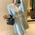Vestido de malha fino com estampa de mil pássaros para meninas, cintura ajustada e efeito emagrecedor, ideal para um visual charmoso e moderno. — foto 2