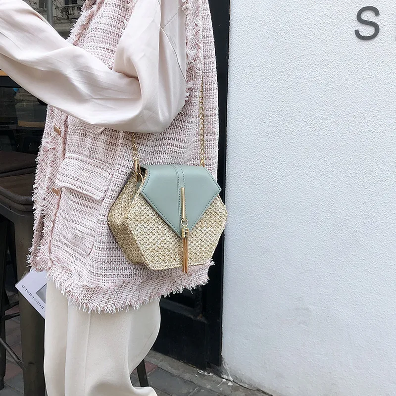 Bolsa de mão Hexagon Multi Style com palha e couro. Sofisticação versátil. Ideal para diversos estilos, combinando beleza e praticidade no seu dia a dia. — foto 2