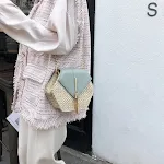 Bolsa de mão Hexagon Multi Style com palha e couro. Sofisticação versátil. Ideal para diversos estilos, combinando beleza e praticidade no seu dia a dia. — foto 2
