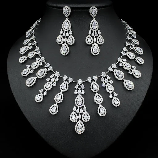 Title 3, Damen-Schmuckset mit Halskette und Ohrringen, Z...