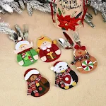Enfeites de Natal criativos de bonecos de desenho animado para talheres. Decore sua mesa com capas divertidas para facas e garfos, deixando a ceia mais alegre. — foto 8