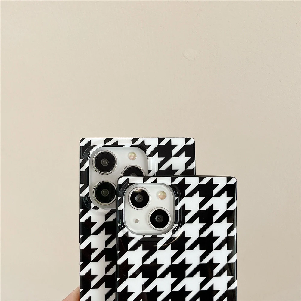 Capa simples xadrez preto e branco para celular. Design elegante, fácil de usar e durável, perfeita para proteger seu aparelho com estilo no dia a dia. — foto 3